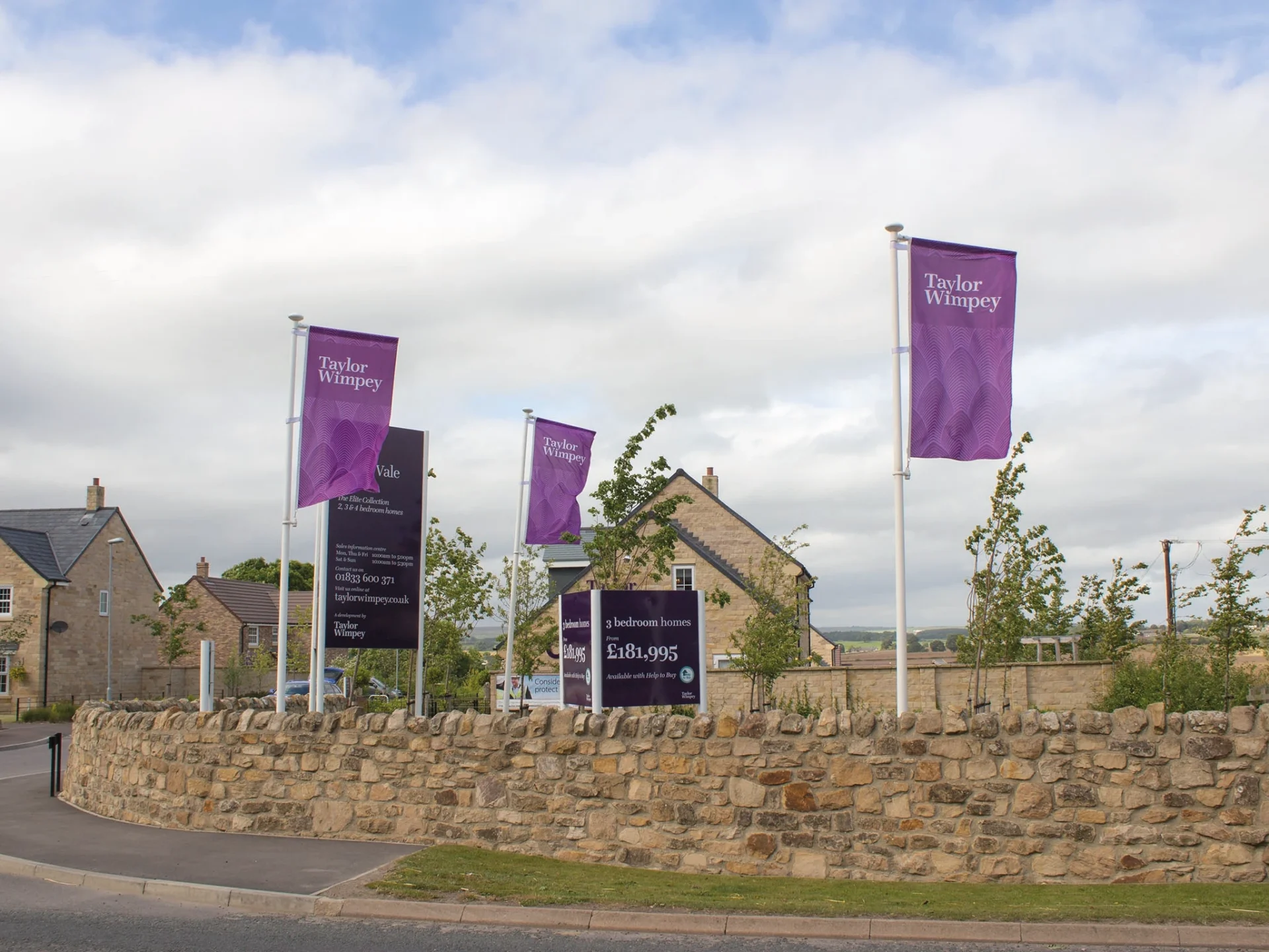 Tapered housebuilder glassfibre flagpole with a swivel arm